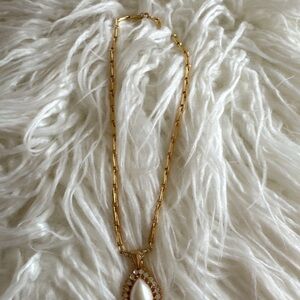 Elegant Gold and Pearl Necklace